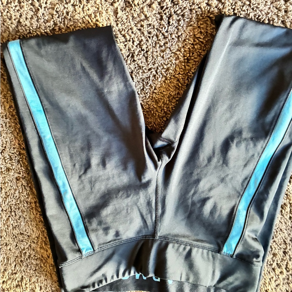 Under Armour Purple and Black Leggings. Under Armoir black and blue leggings - Picture 6 of 8